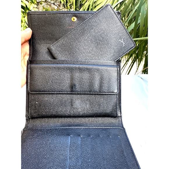 Louis Vuitton Luxury Accessory โ Comes with LV Dustbag - Picture 2 of 9